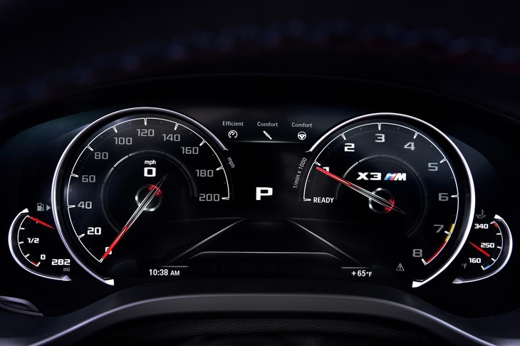 専用デザインのメーターパネル。エンジン回転計（写真右）は9時の位置を起点に上昇する。