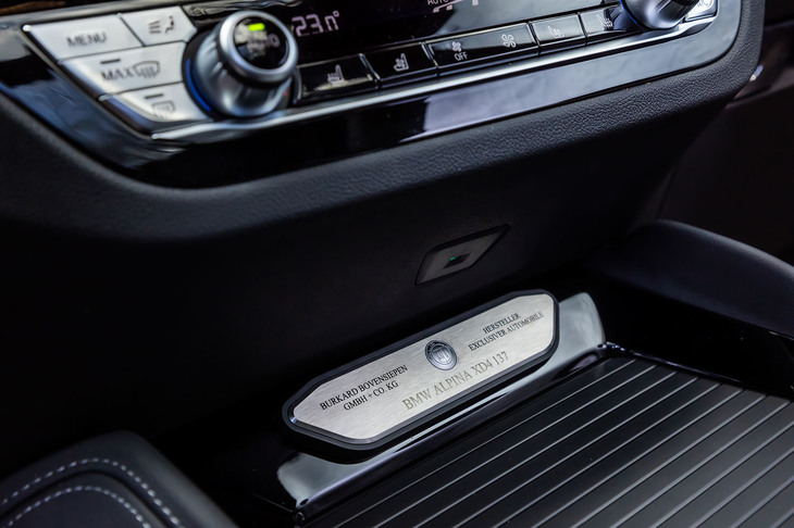 アルピナの創業者であるBURKARD BOVENSIEPEN（ブルカルト・ボーフェンジーペン）の名が刻まれたプレートをセンタークラスターの下に装着。