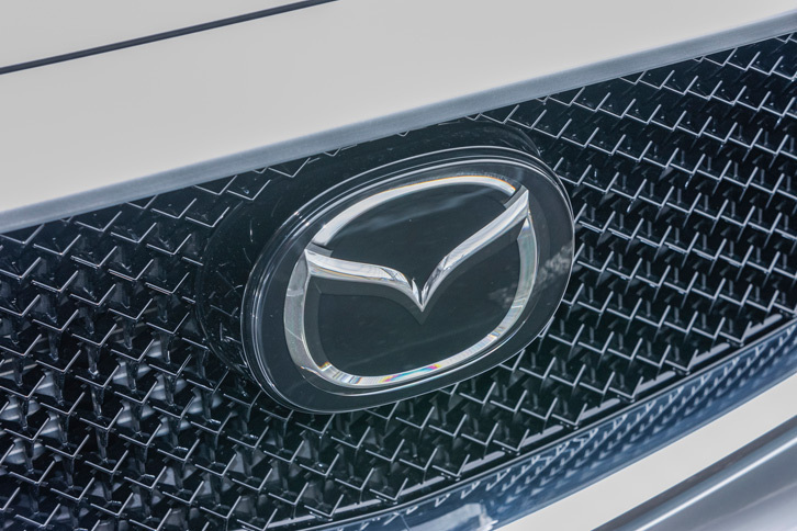 新型「CX-5」はグリルが奥へ引っ込んだ形状に。エンブレムの裏にはミリ波レーダーが収まる。