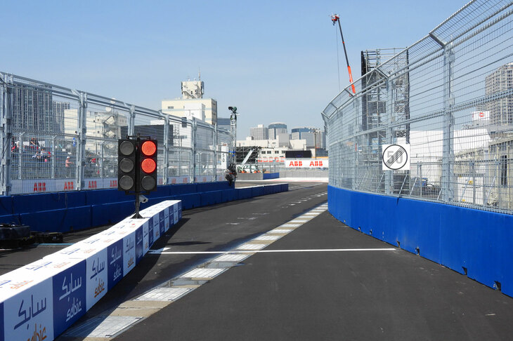 サイン会の片隅で、皆がなにかを熱心に写真に撮っている。なんだろうと思って見に行ったら、ピットレーンの出口だった。確かにこれは、貴重な光景だ。ワタシも思わず写真に収めてしまった。