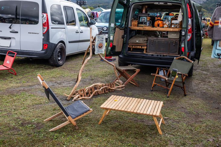 こだわりのキャンプグッズを満載した「カングー」。ハロウィーンに合わせたコーディネートが目を引いた。