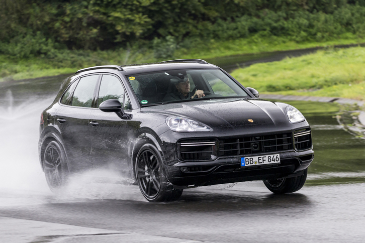 2017年のフランクフルトモーターショーで世界初公開された新型「ポルシェ・カイエン ターボ」。