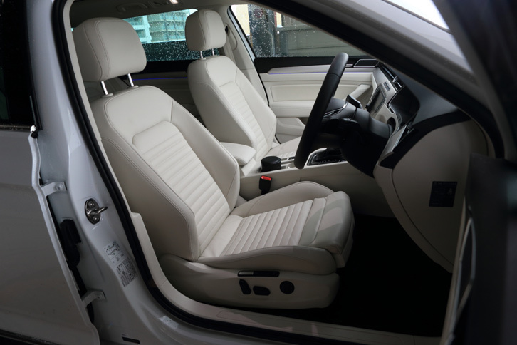 「アドヴァンス」では前席の両方にシートヒーターが、運転席にマッサージ機能が装備される。