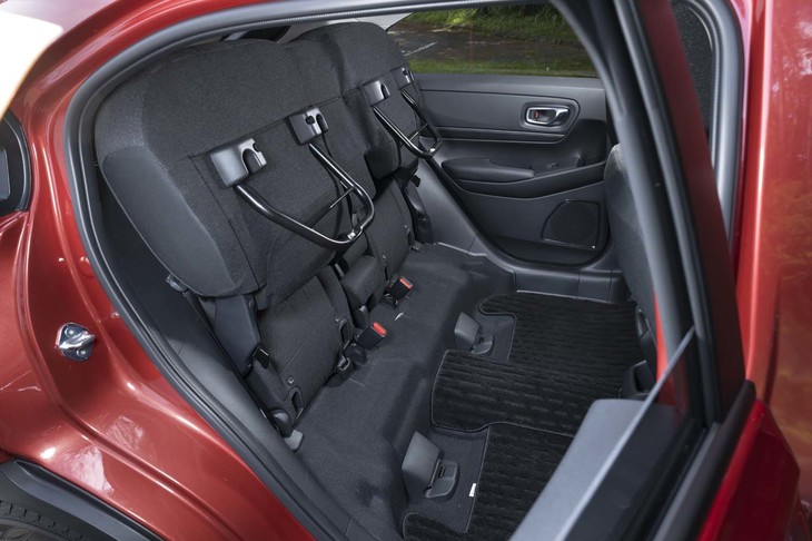 リアシートは座面のチップアップとダイブダウンができる。