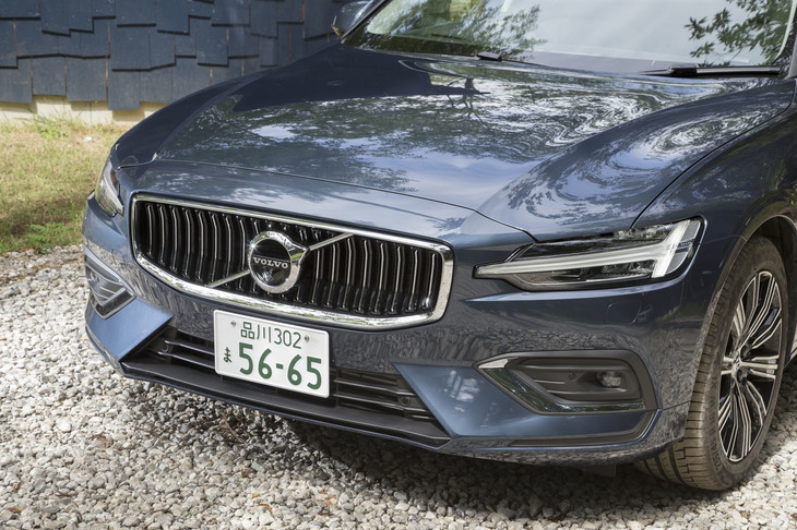 フロントまわりは上級モデル「V90」によく似たデザインに。北欧神話の神が持つハンマーを模した“トールハンマー”デザインのヘッドランプが装着される。