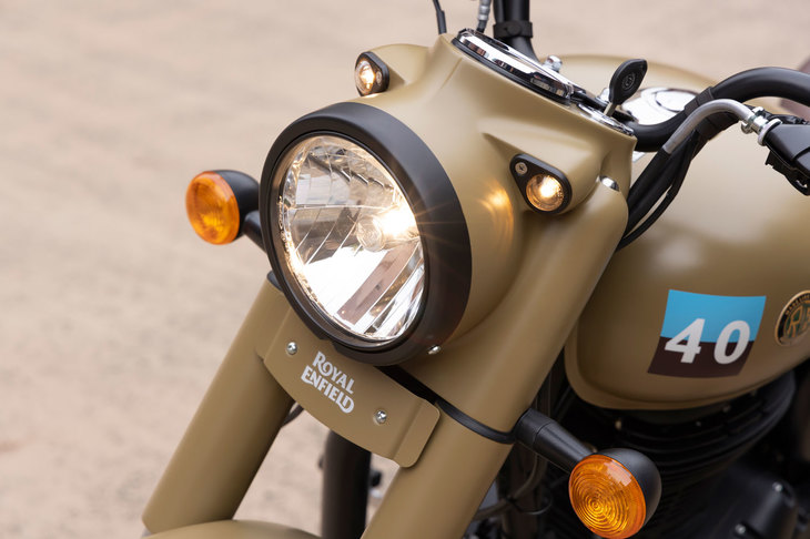 フロントに備わる丸目一灯のヘッドランプとデイランプ。灯火類はいずれもハロゲン式だ。