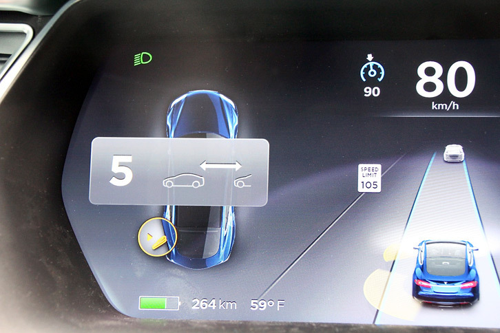 車速の制御については基本的に他メーカーのアクティブクルーズコントロールと同じ。車速に加え、前走車との距離も調整できる。