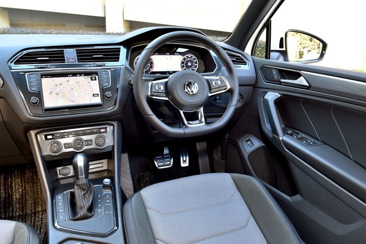 インパネのデザインはオーソドックスなもの。色調はブラック系で統一されている。