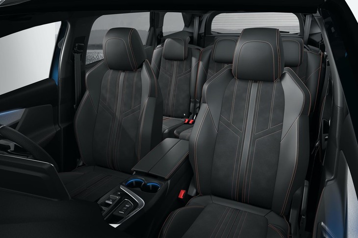 「GT」グレードに装着されるアルカンターラ＆テップレザー仕立てのシート。