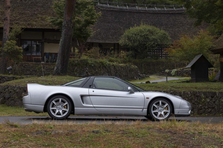 リアオーバーハングの長いスタイリングはいま眺めても独特だ。全高は1160mmしかない。