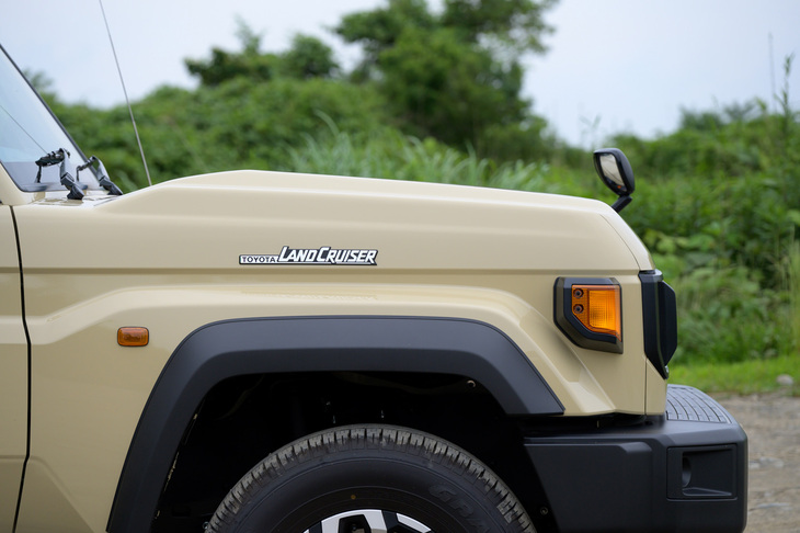 横から見るとご覧のとおり。これも“増築”の一例で、エンジンの冷却性向上と歩行者保護のため、現行モデルではボンネットの嵩が上げられたのだ。首から後ろの設計に変更はないので、フロントウィンドウの直前で元の高さに戻されているのが面白い。（写真：向後一宏）