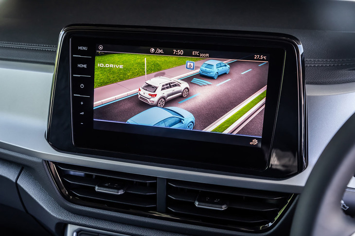 インフォテインメントディスプレイは従来型の8インチから9.2インチにサイズを拡大。ダッシュボード埋め込み式からタブレットライクなフローティング式に形状が変更された。