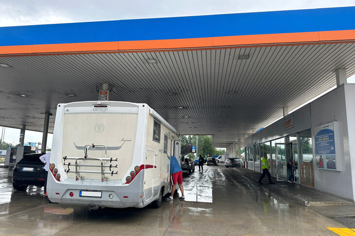 右側が給油所併設の売店。ちなみにキャンピングカーはラトビアのナンバープレートを付けていた。