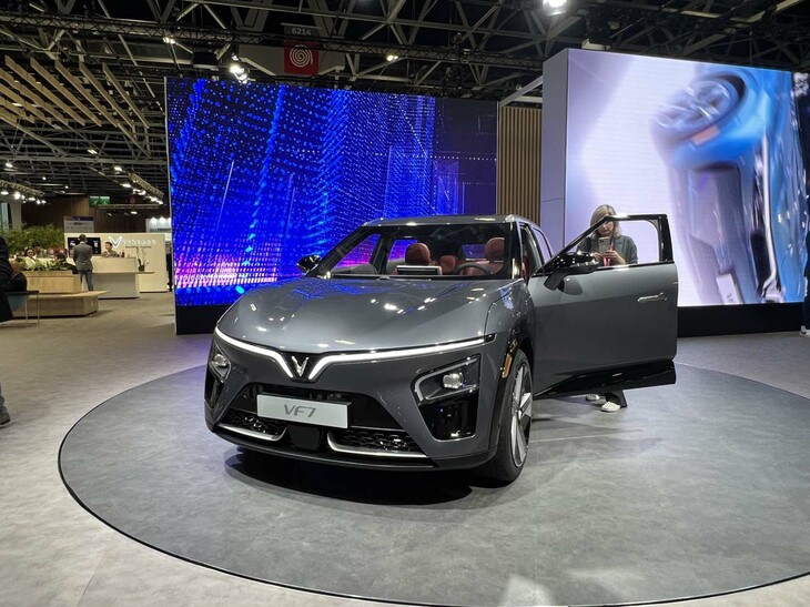 ヴィンファストVF7