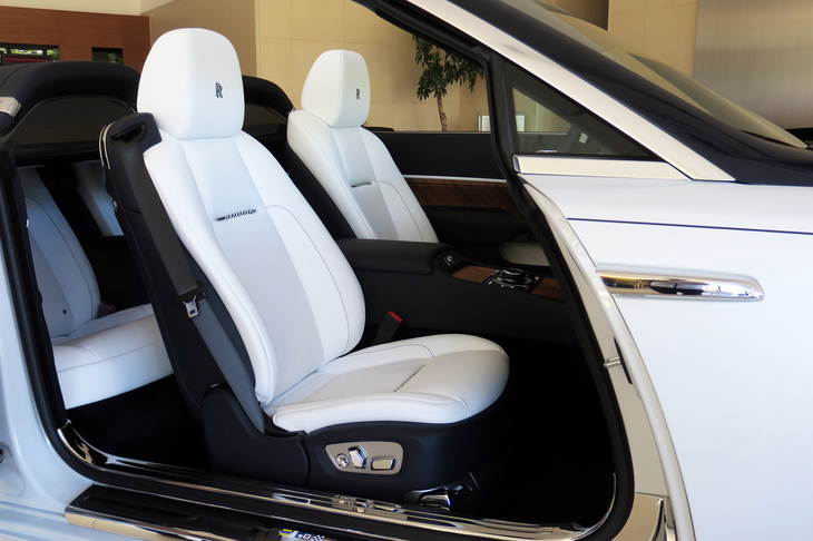 ネイビーの糸で「RR」のロゴが刺しゅうされた、「ベイサイド ドーン エアロカウリング」のシート。