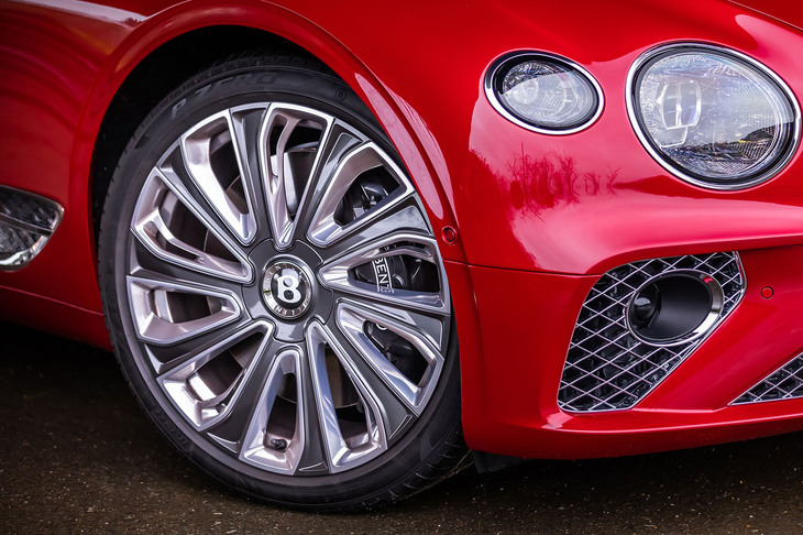 タングステンとポリッシュのコンビネーション仕上げとなる22インチのホイールには、回転しても直立した状態を維持する「フローティングセルフレベリングホイールバッジ」が備わる。試乗車は前275/35ZR22、後ろ315/30ZR22サイズの「ピレリPゼロ」タイヤを組み合わせていた。