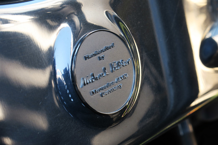 パガーニ・ウアイラ ロードスターBC（エンジンマイスターのネームプレート）