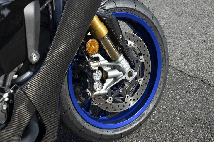 倒立式のフロントフォークは、接地感の高さや、ニュートラルで軽快なハンドリングなどを重視して開発。「R1M」では高負荷時にも安定した減衰力を発揮させるべく、フロントアクスルブラケット部にガスシリンダーを追加している。