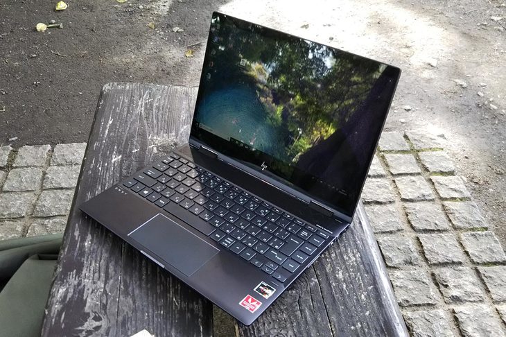 最近、お外での仕事でお世話になっているノートパソコンの「HP ENVY x360」。記者はエレキはさっぱりなので、かつてwebCG編集部員だった折戸青年にチョイスしてもらった。困ったら専門家に任せるのがイチバンである。