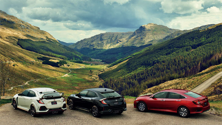 右から、新型「シビックセダン」と「シビックハッチバック」「シビック タイプR」。