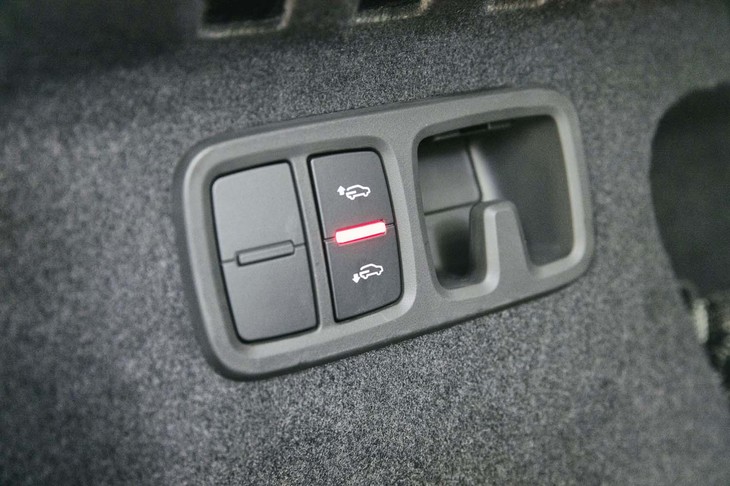 エアサスペンション装着車の荷室側面には、荷室の積み下ろしを容易にするためのフロアレベル調節スイッチが備わる。