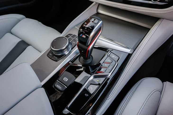 トランスミッションはトルコン式8段AT。シフトノブ上部の矢印スイッチを操作することで3つのシフトプログラムから好みのモードを選択できる。