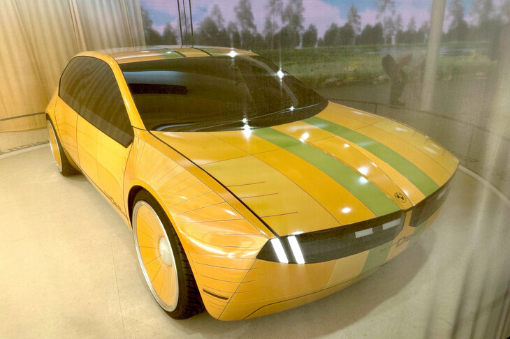 ベールの向こうに展示されているのは「BMW iビジョンDEE」。ボディー表面に張り巡らされたeペーパーの帯電を制御することで、車体色を32通りに変えられる。2023年1月に米ラスベガスのCESで公開された。