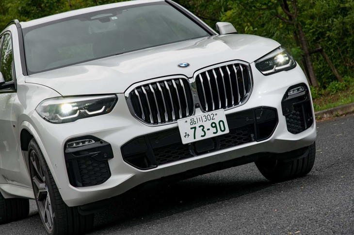 最新のBMWのデザイントレンドに従い、“キドニーグリル”は従来型よりも大幅に拡大。下端がナンバープレートに届いている。