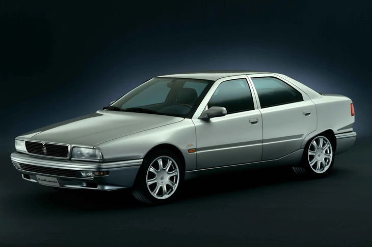 マルチェロ・ガンディーニがデザインを手がけた第4世代の「マセラティ・クアトロポルテ」。会場には「ロッソインディアナポリス」の外板色をまとった特別な車両が展示される。