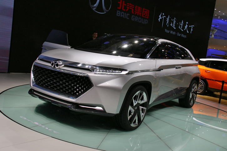 同じく北汽の「セノーヴァ オフスペース コンセプト」。クロスオーバーのスタイルと、MPVの居住性の両立を模索したとされる。