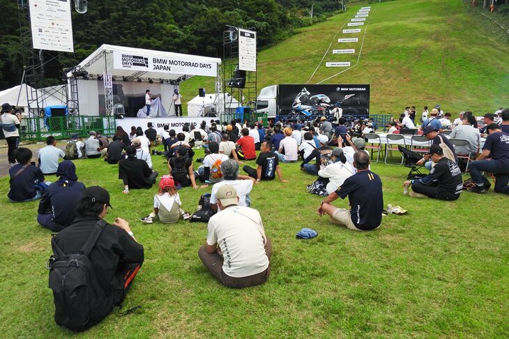 ステージではYouTuberのWOKA RIDERさんや、木村亜美さんとREIさんによるトークショーも開催。夜になるとDJライブも行われた。