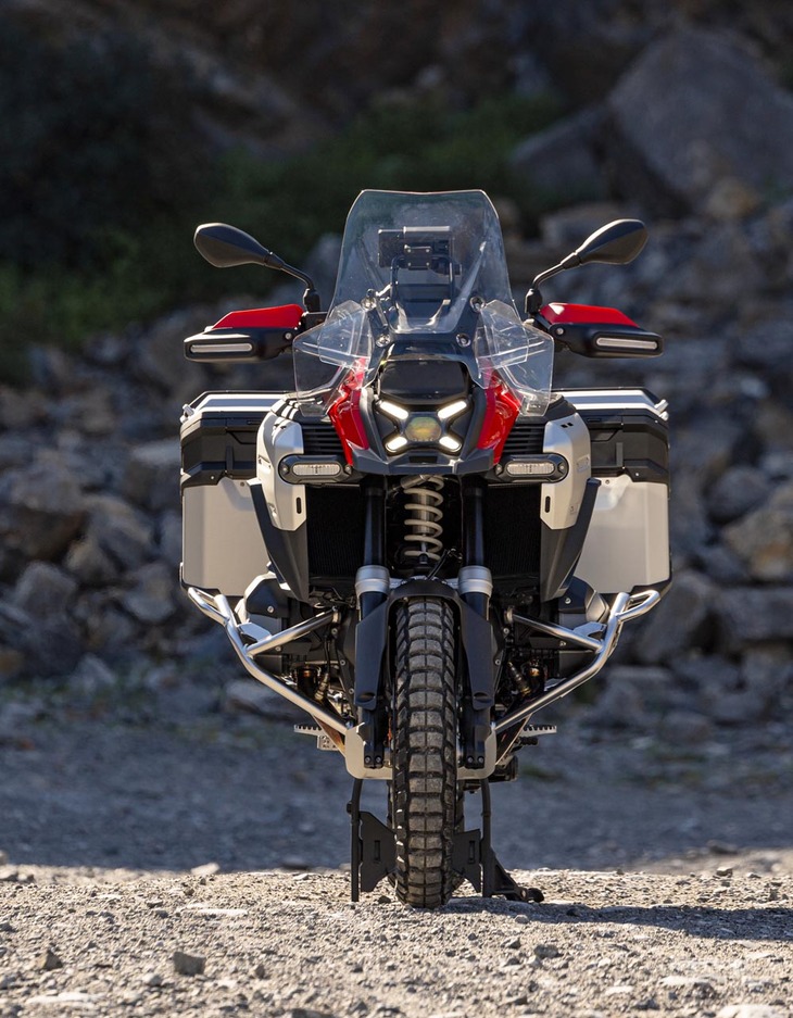 大型高性能バイクの世界では、大メーカーが相次いで自動クラッチシステムを持つトランスミッションを製品に実装することになった。その要因としては、ユーザーのクラッチレスバイクに対する偏見がなくなってきたことと、技術的進歩の両面がある。写真は「BMW R1300GSアドベンチャー」。