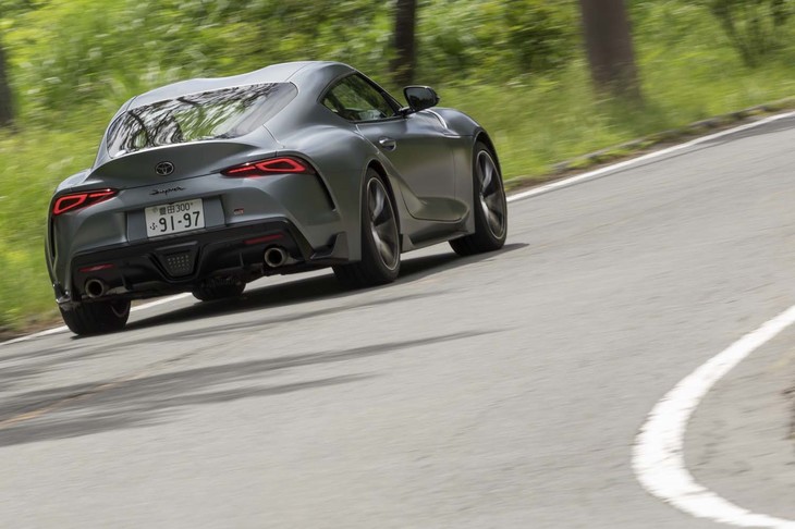 全車速追従機能付きのレーダークルーズコントロールや操舵支援機能、衝突回避支援ブレーキなどが全車に標準装備となるが、他のトヨタ車と同じ「Toyota Safety Sense」の呼称は用いられていない。