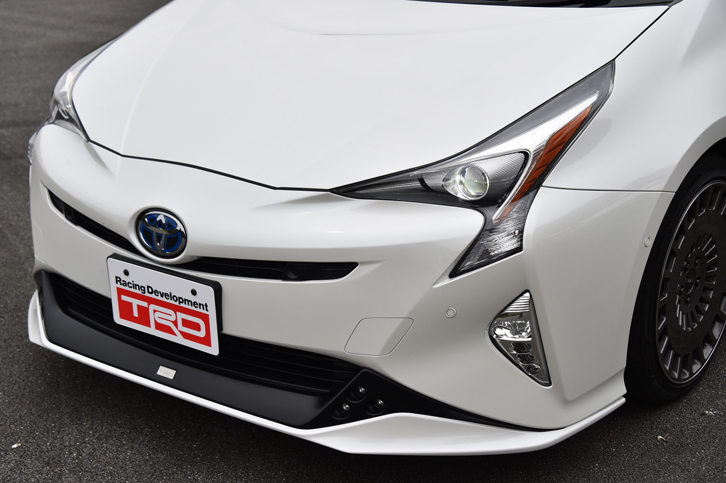 モータースポーツ活動で培ったノウハウを生かして開発したというフロントスポイラー。ブラックのアクセントも特徴のひとつ。