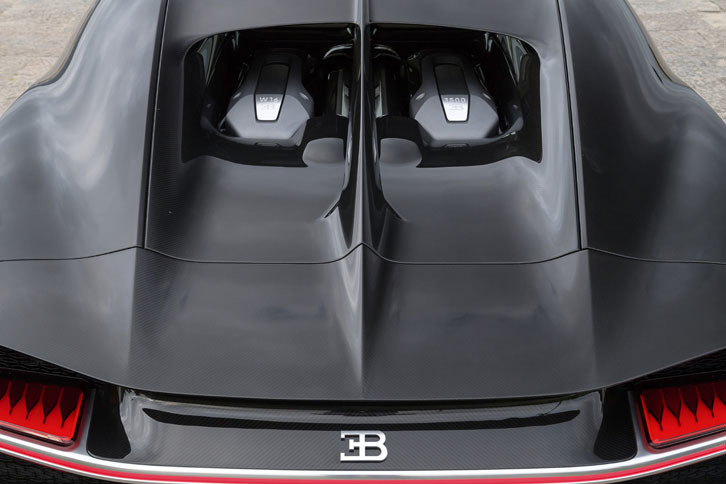 ルーフからリアデッキに向けて走る“センターフィン”は「ブガッティ・タイプ57SCアトランティーク」をモチーフにしている。