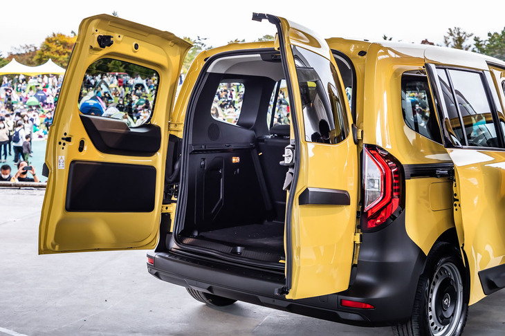 「ダブルバックドア」と呼ばれる観音開きのリアゲートを開いた様子。