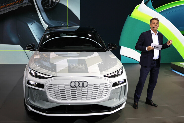 「アウディQ6 e-tronプロトタイプ」。生産型はVWグループの「プレミアム・プラットフォーム・エレクトリック」（PPE）を採用する最初のモデルとなる。