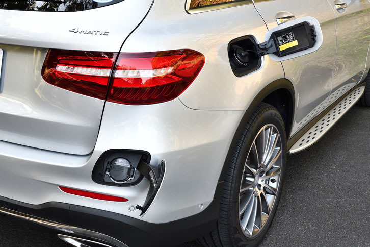 充電ソケットはリアバンパーの右側、給油口は同じく右側のリアフェンダーに位置する。