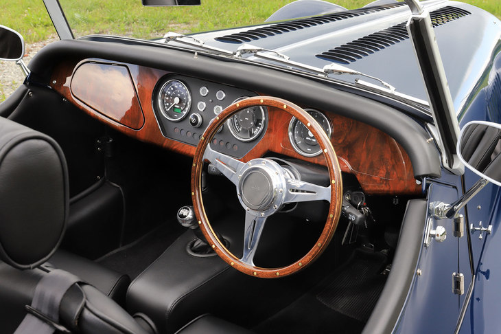 ウッドとレザーがふんだんに使われたインテリア。上級モデルの「プラス4」や「ロードスター」とは異なり、エアコンはオプションでも用意されていない。