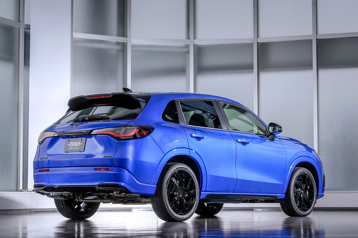 ブラックに塗られた純正アクセサリーの「サイドロアーガーニッシュ」や「リアロアーガーニッシュ」でカスタマイズされた「ZR-V e：HEV」。