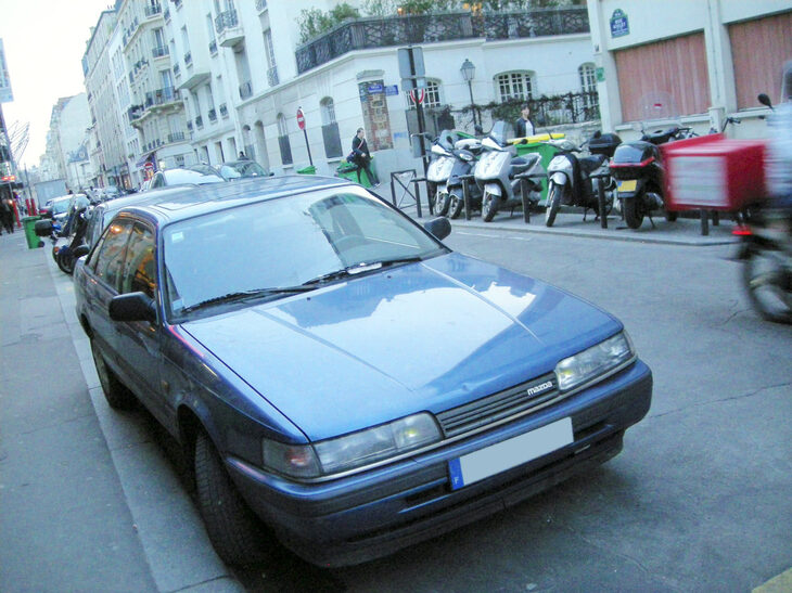 5代目「マツダ・カペラ」の海外版である「626」。2010年パリで。