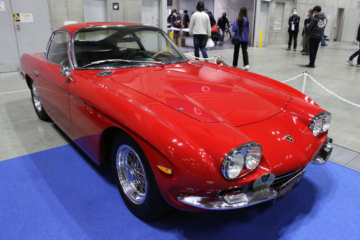 1966年「ランボルギーニ400GT」はランボの市販1号車である「350GT」の改良版で、後に「ミウラ」などにも積まれた4リッターV12 DOHCエンジンをフロントに搭載。