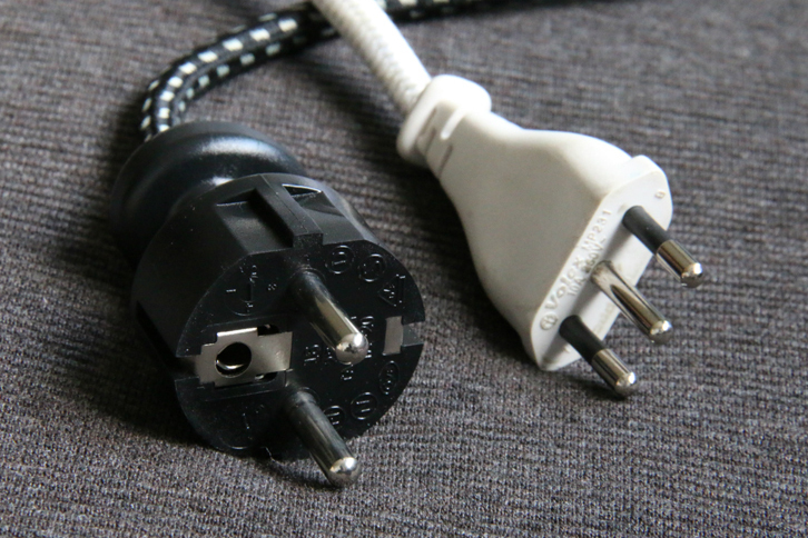 左が「ロウェンタDW6010」のドイツ型（SE型）プラグ、右がフィリップ製アイロン「アジュール4018」のL型プラグ。