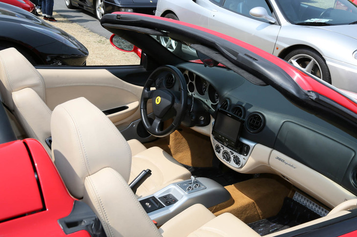 今年のフェラーリ・ブランチは天候に恵まれたことから、オープンモデルはトップを降ろして来場した参加者が多かった。