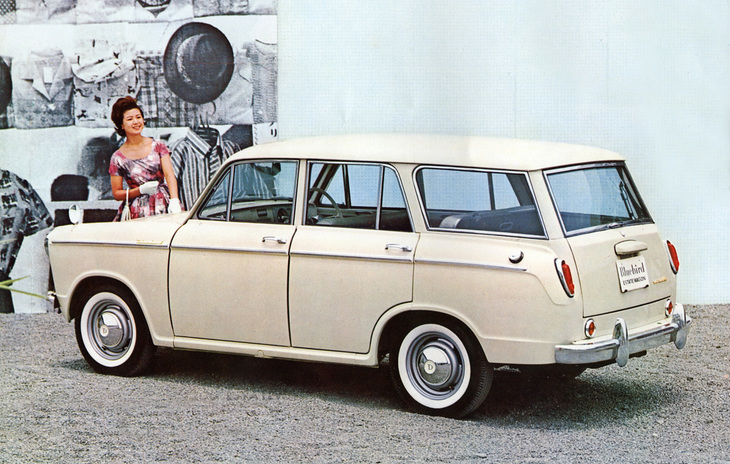 1960年「ダットサン・ブルーバード1200エステートワゴン」。テールランプの形状から“柿の種”の愛称で親しまれた初代310型のワゴン。内外装の艤装（ぎそう）はセダンのトップグレードである「1200デラックス」と同等だった。