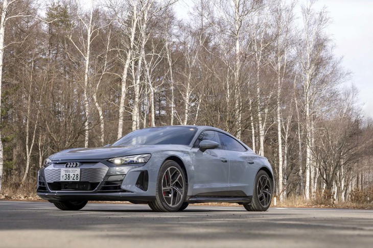 「未来のグランツーリスモの姿をアウディ流に解釈したモデル」として2021年2月に登場した「e-tron GTクワトロ」。日本では同年秋に発売された。