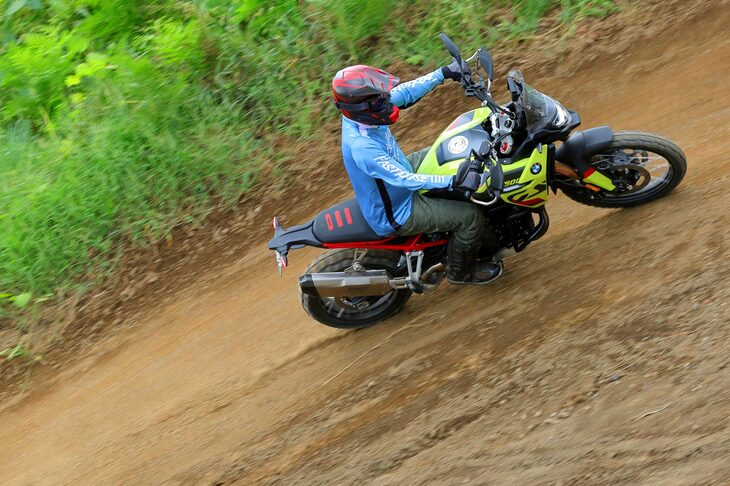 標準で用意されるライディングモードは「レイン」と「ロード」の2種類。オフロードコースをガンガン走りたいという人は、ぜひオプションの「ライディングモードプロ」を選択してほしい。