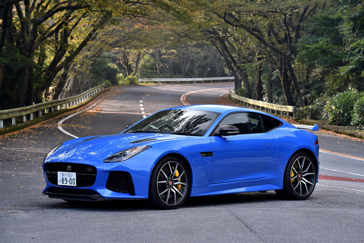 ジャガーFタイプSVRクーペ
	ボディーサイズ：全長×全幅×全高＝4475×1925×1315mm／ホイールベース：2620mm／車重：1840kg／駆動方式：4WD／エンジン：5リッターV8 DOHC 32バルブ スーパーチャージャー付き／トランスミッション：8段AT／最高出力：575ps（423kW）/6500rpm／最大トルク：700Nm（71.4kgm）/3500rpm／タイヤ：（前）265/35ZR20 （後）305/30ZR20／価格：1787万円