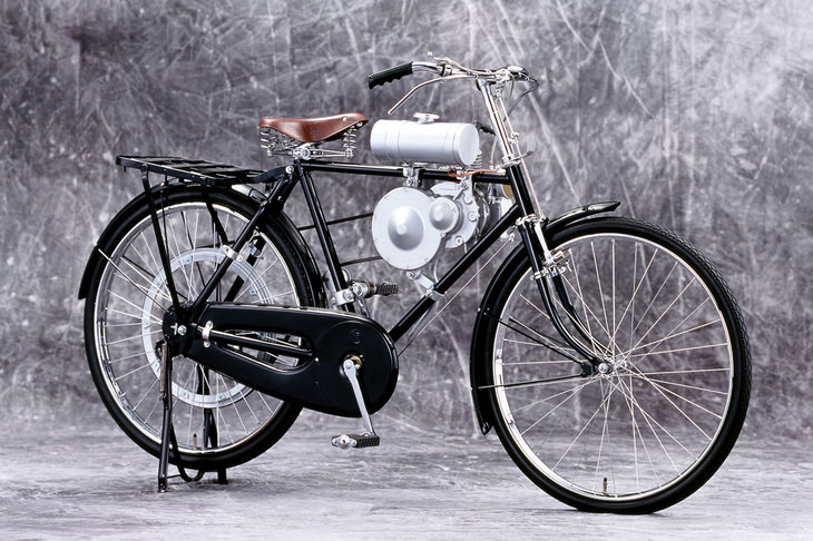 “バタバタ”と呼ばれたエンジン付き自転車（1946年10月）。写真の個体では、燃料タンクは車体中央に装着されている。