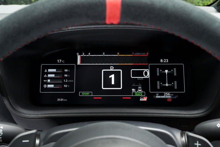 GR車専用に開発された12.3インチのドライバーインフォメーションディスプレイ。エンジン回転計の表示は、標準的なリングタイプと競技車両などに見られるバータイプ（写真）から選択できる。